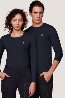 Zeige Details für FI Crew Sleeve woman  Männliches und weibliches Model tragen ein dunkelblaues Langarmshirt mit rotem Finanz Informatik Logo auf der linken Brust