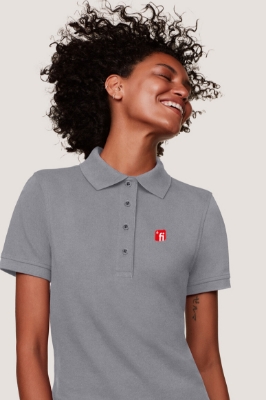 Zeige Details für FI Smart woman  Weibliches Model mit hellgrauem Poloshirt mit rotem rotem Finanz Informatik Logo auf linker Brust