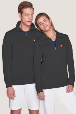 Zeige Details für FI Cosy Zip unisex  Männliches und weibliches Model tragen einen schwarzen Pullover mit Zip Verschluss am Kragen mit rotem Finanz Informatik Logo auf der linken Brust