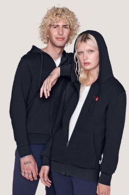 Zeige Details für FI Zipper unisex  Männliches und weibliches Model tragen eine schwarze Kapuzen Sweatjacke mit rotem Finanz Informatik Logo auf der linken Brust
