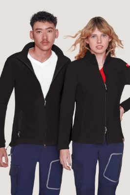 Zeige Details für FI Adventure man  Männliches und weibliches Model tragen schwarze Fleecejacken mit rotem Finanz Informatik Logo auf der linken Schulter