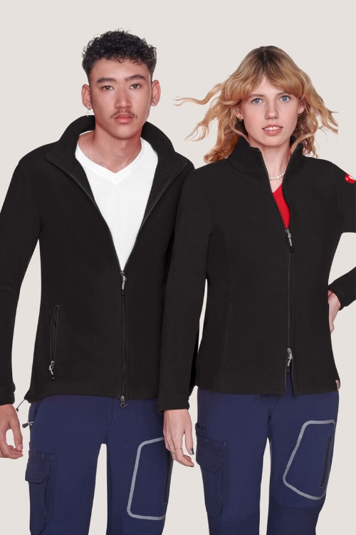 Männliches und weibliches Model tragen schwarze Fleecejacken mit rotem Finanz Informatik Logo auf der linken Schulter