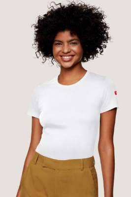 Zeige Details für FI Crew woman  Weibliches Model trägt weißes T-Shirt mit Rundhalsausschnitt mit rotem Finanz Informatik Logo auf der linken Schulter