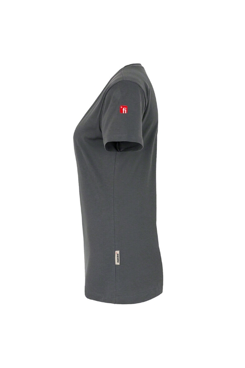 Dunkelgraues T-Shirt seitlich mit Rundhalsausschnitt mit rotem Finanz Informatik Logo auf der linken Schulter