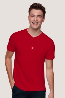 Zeige Details für FI Crew V-Neck man  Männliches Model trägt rotes T-Shirt mit V-Ausschnitt, rotes Finanz Informatik Logo mittig auf der Brust