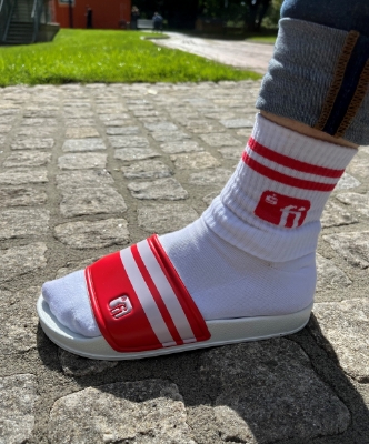 Zeige Details für FI Crew Socks  Badelatsche mit weißer Socke mit roten Stichen und rotem Finanz Informatik Logo auf dem Knöchel