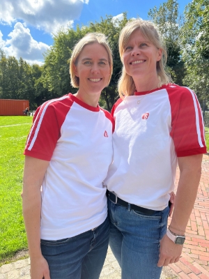 Zeige Details für FI Vintage unisex  Zwei weibliche Models mit T-Shirt in weiß mit roten mit weißen Strichen Ärmeln, rotes Finanz Informatik Logo auf der linken Brust