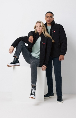 Zeige Details für FI Teddy unisex  Männliches und weibliches Model tragen eine schwarze Teddy Fleecejacke mit rotem Finanz Informatik Logo auf der linken Brust