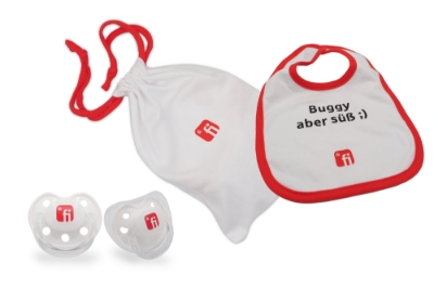 Zeige Details für FI Newborn Set - Schnuller, Lätzchen, Beutel  Set aus weißem Schnuller mit rotem Finanz Informatik Logo auf Vorderseite, Weißer Beutel mit rotem Zugband und rotem Finanz Informatik Logo mittig auf Vorderseite, Lätzchen in weiß mit rotem Rand und rotem Finanz Informatik Logo, Satz "Buggy aber süß" in schwarz oberhalb des Logos